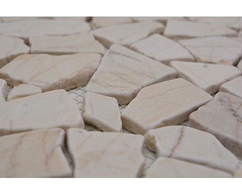 Marmeren mozaïektegels op een net