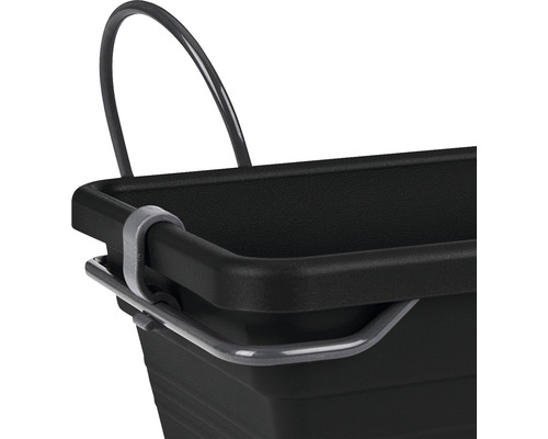 Detailopname van een zwarte speciekuip met handvat