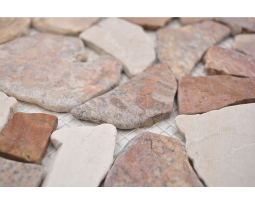 Gedetailleerde weergave van natuursteenmozaïektegels op een net