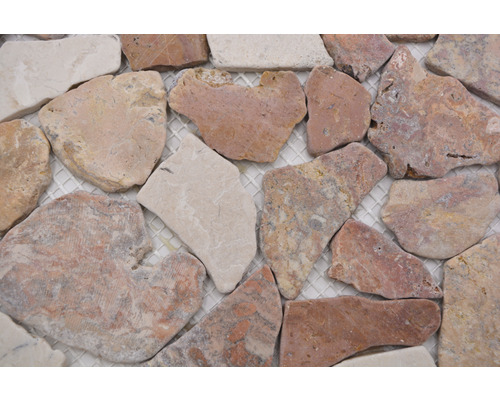 Close-up van natuursteen mozaïektegels op een netdrager