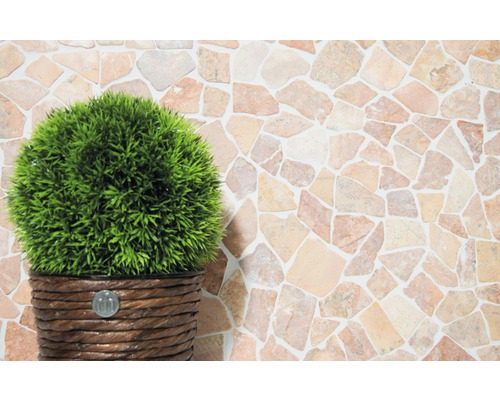 Decoratieve kunstplant in pot voor een wand met steenmotief