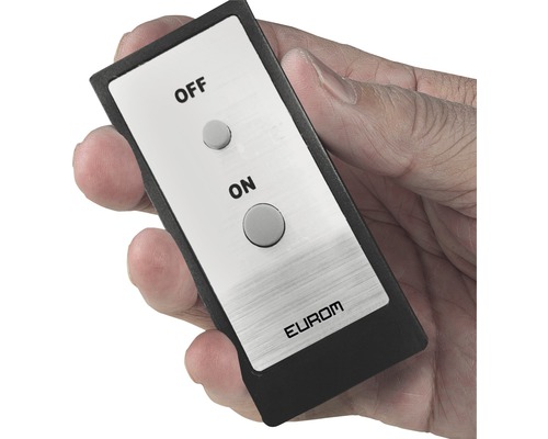 Een hand houdt een afstandsbediening vast met aan en uit knoppen van het merk Eurom.