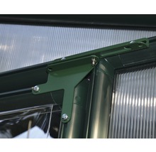 Gedetailleerde opname van een kasframe met bevestigingsmaterialen en panelen