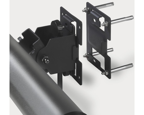 Gedetailleerde weergave van een zonneschermbeugel voor wandmontage met schroeven