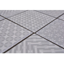 Close-up van vloertegels met geometrische patronen