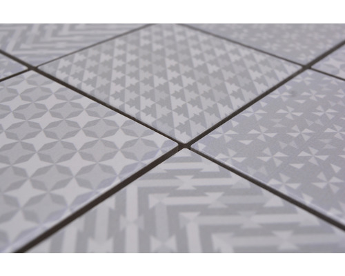 Close-up van vloertegels met geometrische patronen