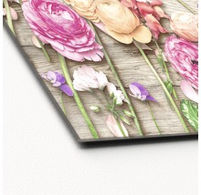 Decoratieve plaat met bloemmotief op houten achtergrond
