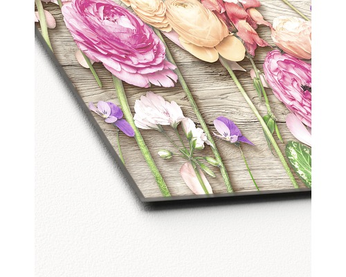 Decoratieve plaat met bloemmotief op houten achtergrond