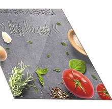 Decoratieve keukenplaat met tomaten, kruiden en specerijen