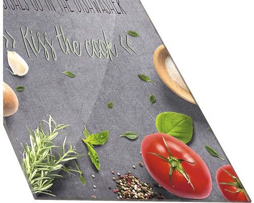Decoratieve keukenplaat met tomaten, kruiden en specerijen