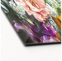 Close-up van een glazen plaat met bloemmotief