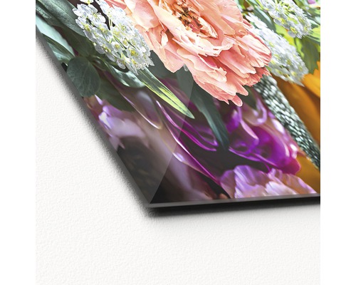 Close-up van een glazen plaat met bloemmotief