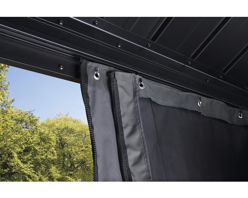 Detail van een tuinpaviljoen met muggengaas en gordijnen.