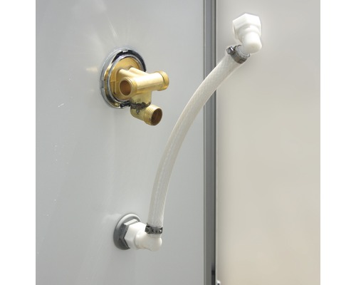 Installatie van een douchepaneel met slang en messing aansluitingen