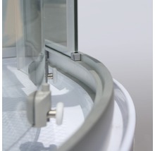 Detail van een douchecabine met glazen wanden en schuifdeursysteem