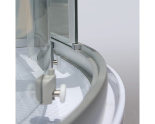 Detail van een douchecabine met glazen wanden en schuifdeursysteem