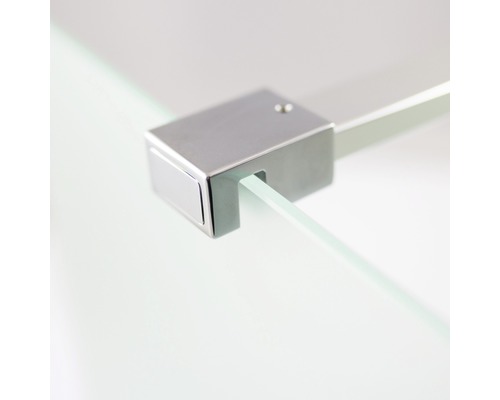 Detailopname van een glazen plank met verchroomde beugel