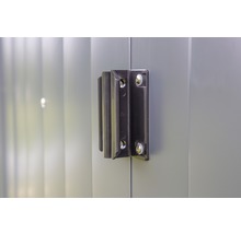 Detailopname van een deurgreep op een metalen tuinkast
