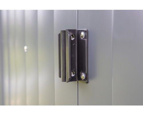 Detailopname van een deurgreep op een metalen tuinkast