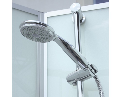 Handdouche met doucheslang en houder in de badkamer