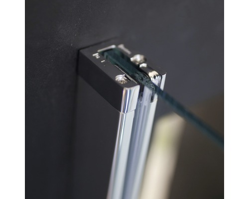 Detail van een douchecabine met glas en bevestiging