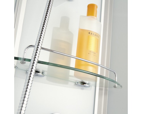 Glazen plank met douchegelfles in de badkamer