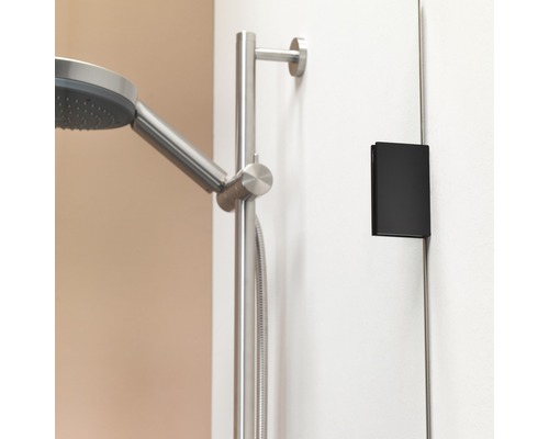 Douchestang met handdouche en deurklink in de badkamer