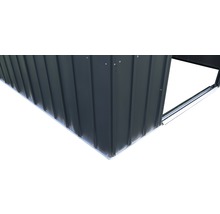 Detailopname van een metalen tuinhuis