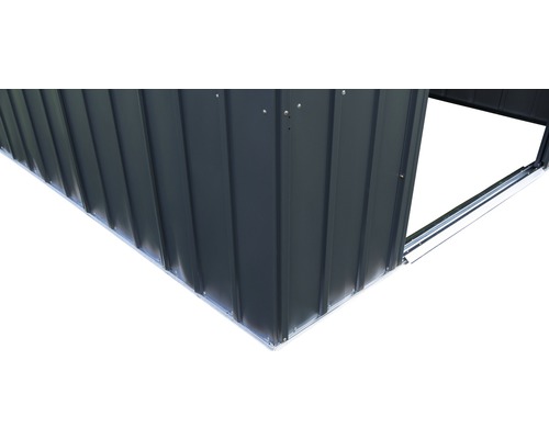 Detailopname van een metalen tuinhuis