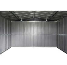 Binnenaanzicht van een metalen tuinhuis