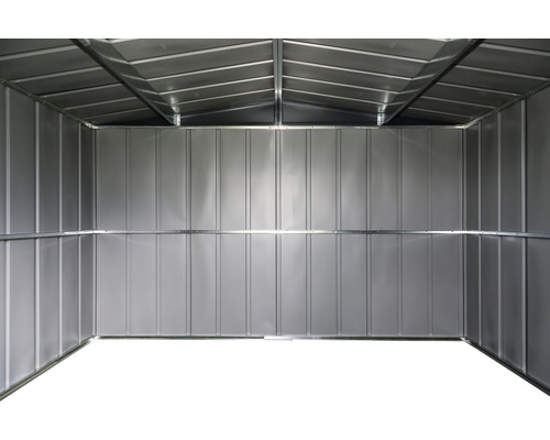 Binnenaanzicht van een metalen tuinhuis