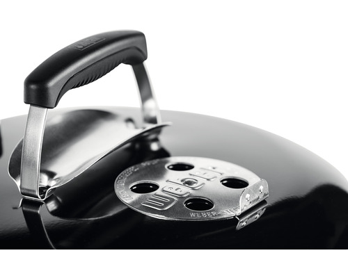 Gedetailleerde weergave van een Weber kogelbarbecue met dekselgreep en ventilatieschuif