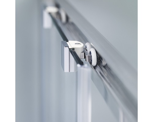 Gedetailleerd zicht op een douchecabine met rolgordijn