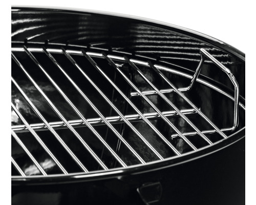 Metalen grillrooster in een kogelbarbecue