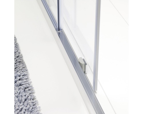 Detail van een douchecabine met schuifdeur en metalen rail