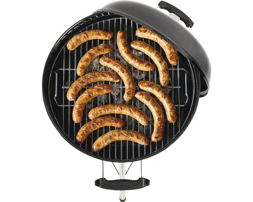 Ronde barbecue met rooster en gegrilde worsten erop.