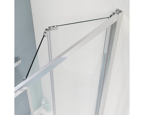 Detail van een douchecabine met frame en glazen wand