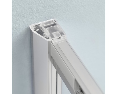 Detailopname van een aluminium ledstrip met transparante afdekking, gemonteerd aan een muur