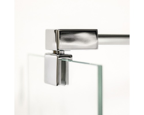 Detailopname van douchecabinebeslag met steunstang