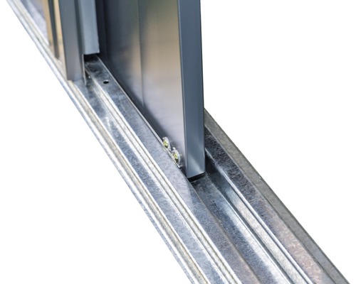 Detailopname van een metalen schuifdeurrailsysteem