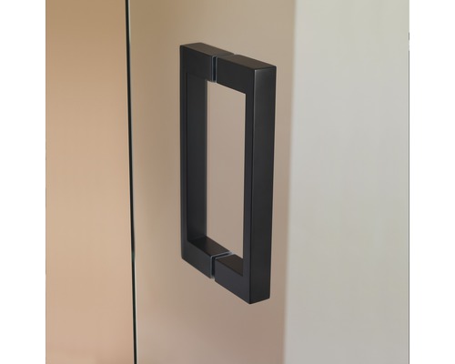 Zwarte, rechthoekige deurklink op een glazen douchecabine.