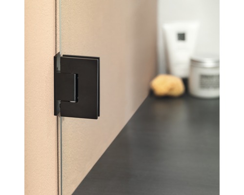 Zwarte metalen doucheband aan een douchecabine