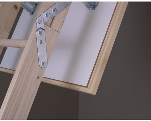 Detailweergave van een uitklapbare zoldertrap met houten frame en metalen beslag
