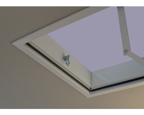 Detailaanzicht van een zolderraam met frame en beslag