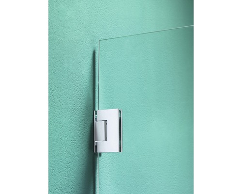 Detail van een douchecabine met beslag aan de wand