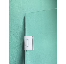 Detailweergave van een douchecabinedeur met beslag