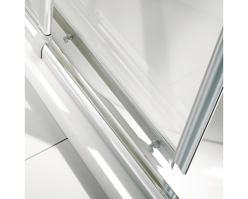 Detail van een douchecabine met transparant glas en zilverkleurige fittingen