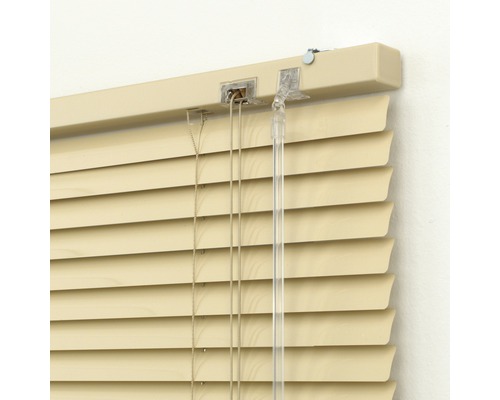 Detailopname van een beige jaloezie met trekkoorden en bedieningsstang