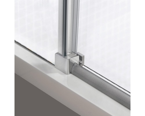 Detail van een douchecabine met aluminium profiel en afdichting