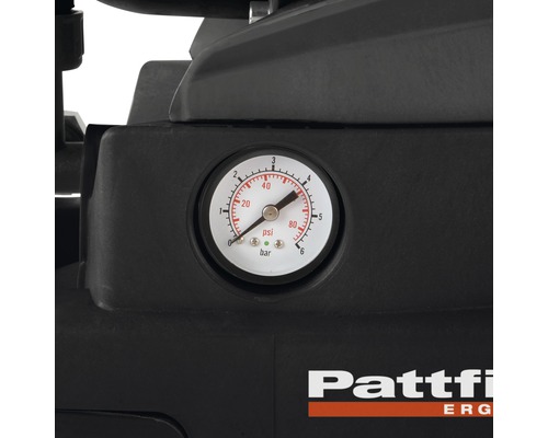 Detailopname van een manometer op een Pattfield-compressor, die druk in PSI en bar weergeeft.